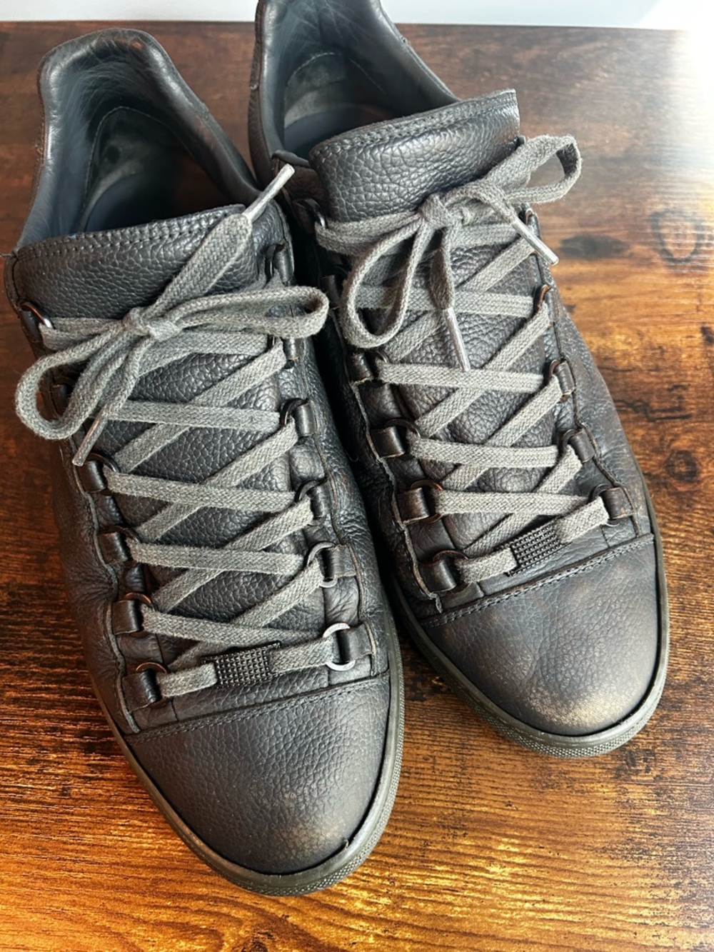 Balenciaga Arena Leather Low-Top Sneakers - Picture 6 of 12